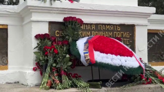 В Симферополе на Военном мемориальном кладбище прошла церемония возложения цветов, посвященная Дню защитника Отечества