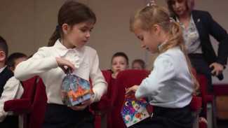 Российские десантники поздравили донецких детей с наступающим Новым годом