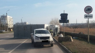 Грузовик перевернулся в Керчи недалеко от Крымского моста