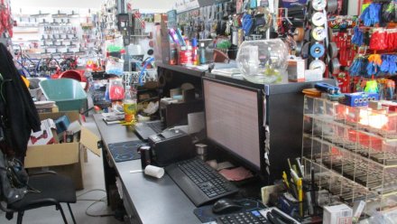 В Саках мужчина расплатился за инструменты билетами банка приколов