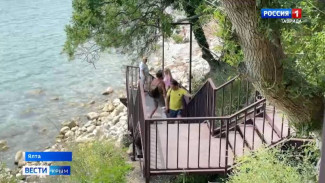 В Алупке на деньги, вырученные от продажи национализированных объектов, построили мост, ведущий на дикий пляж «Черный бугор»