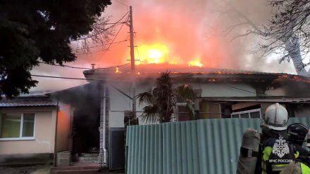 На ЮБК спасатели МЧС России ликвидируют пожар в жилом доме