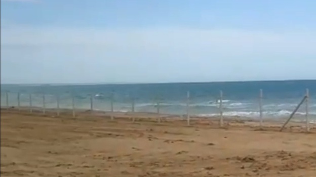 Недобросовестный арендатор загородил проход к дикому пляжу под Феодосией 