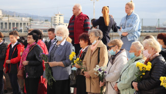 Траурный митинг в память о погибших на теплоходе «Армения» состоялся в Ялте