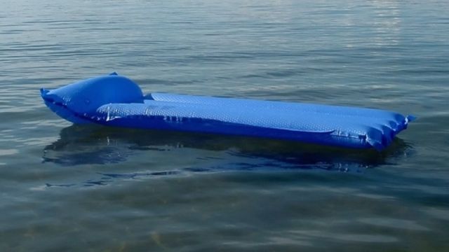 В Крыму двоих детей унесло в море на матрасе