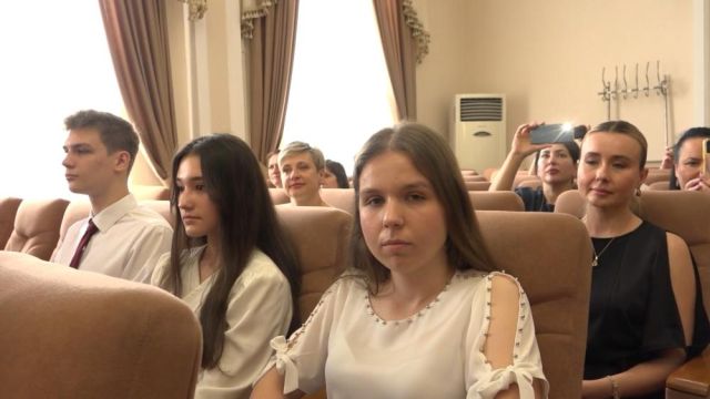 Десять лучших выпускников наградили в Симферополе (ВИДЕО)