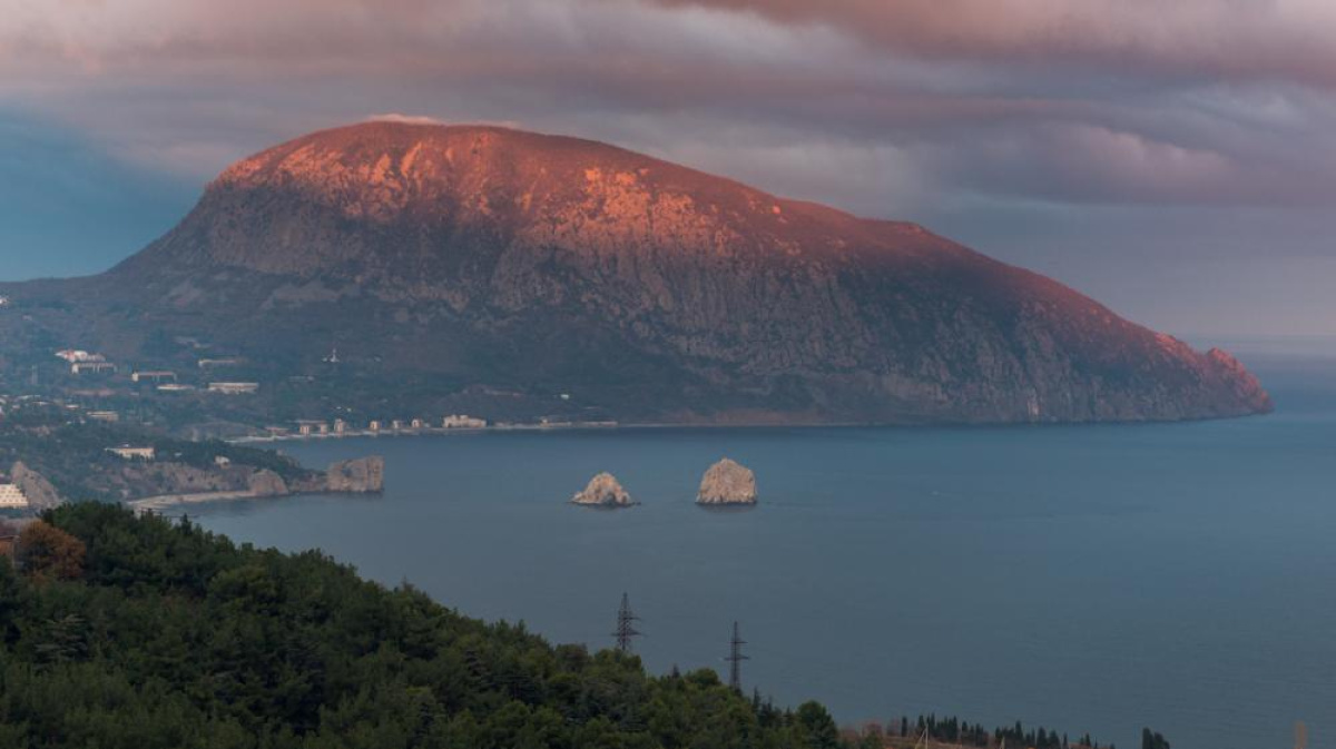 Медведь гора крыма сканворд. Аю-Даг медведь-гора. Гора Аю-Даг, Ялта. Гора медведь в Крыму. Гора Аю Даг Артек.