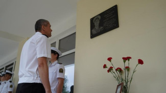Погибшему на крейсере «Москва» моряку открыли мемориальную доску в Керчи