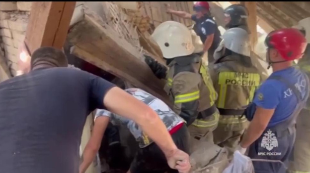 В Крыму из-под завалов рухнувшего дома спасли трех человек
