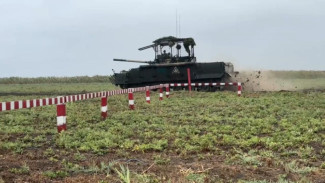 Экипажи БМП-3 группировки войск «Днепр» отрабатывают комплекс учебно-боевых задач на полигоне