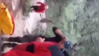 Туристка упала в овраг в Судаке: Понадобилась помощь спасателей