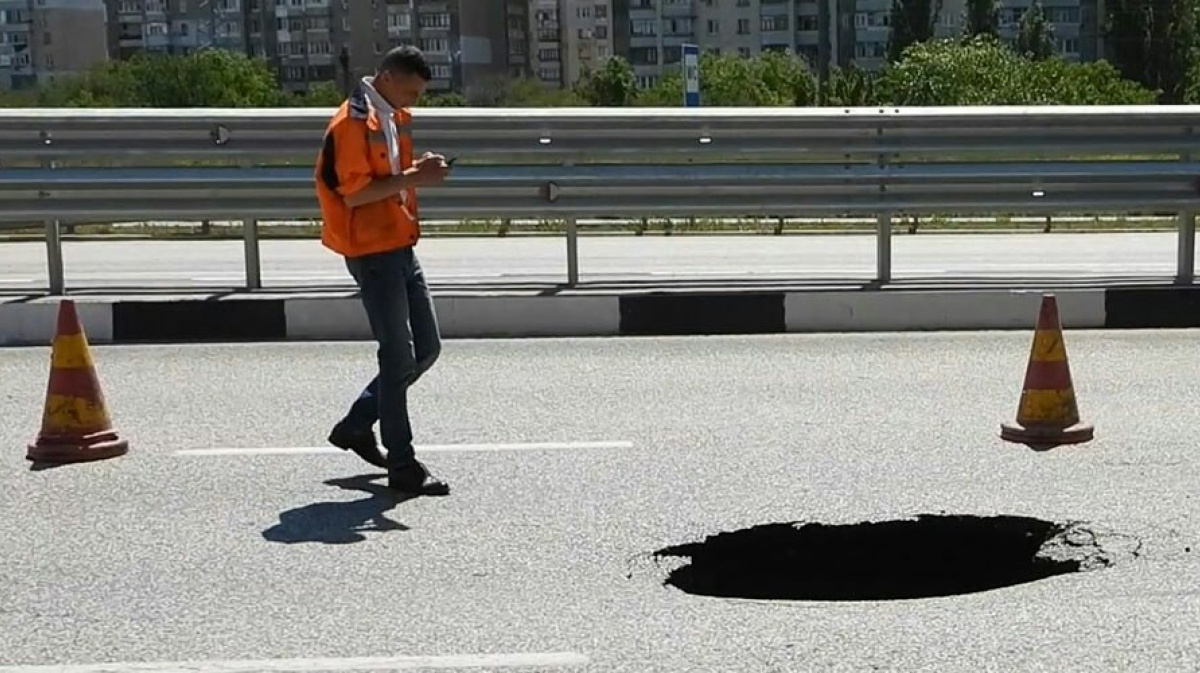 Дорога неудач. Провал дорожного полотна. Фото на Крымский провал. Провал дороги в промзоне фото.