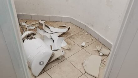 Подростки заменили взорванный туалет в Приморском парке Ялты
