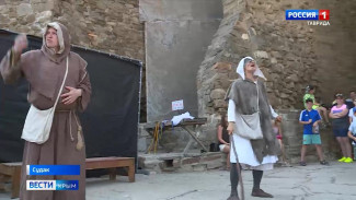 Монах и черти: в Судакской крепости представили уникальную постановку эпохи средневековья