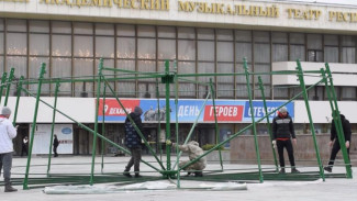 На площади Ленина в Симферополе устанавливают новогоднюю ёлку