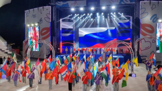 Больше 3000 детей из 89 регионов страны поют гимн России на церемонии закрытия финала «Большой Перемены» 