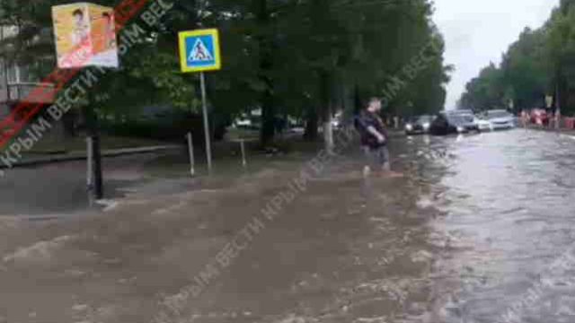 В Симферополе из-за осадков "плавают" и люди и транспорт