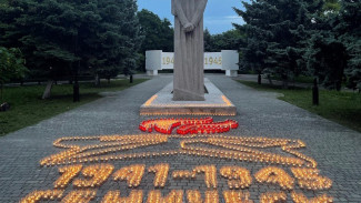 В Геническе зажгли сотни свечей в память о героях Великой Отечественной войны