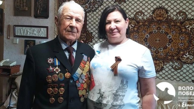 Волонтеры Победы в Евпатории поздравляют ветеранов