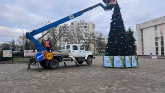 В Керчи заменили украшение на макушке главной городской ёлки