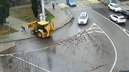 В Севастополе трактор чуть не сбил ребёнка (ВИДЕО)