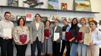 Сергей Ганзий вручил сотрудникам Вести Крым благодарности и памятные подарки в честь Всемирного Дня туризма