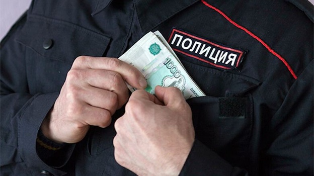 Полицейский в Севастополе попался в получении полумиллионной взятки