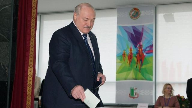 Лукашенко: страны запада кулуарно признают Крым частью России 