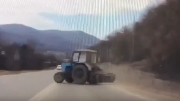 Легковушка едва не врезалась в трактор на трассе в Крыму