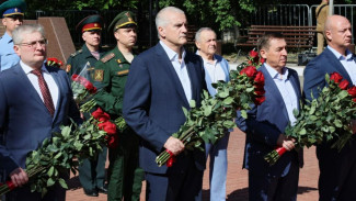 Аксёнов возложил цветы к Могиле Неизвестного Солдата в День памяти и скорби