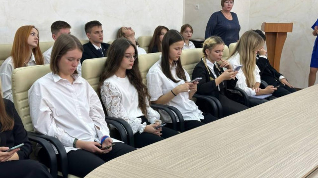 Крымским школьникам вручили свидетельства стипендиатов Совета министров