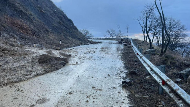 Селевые потоки остановили движение по дороге на Южном берегу Крыма 