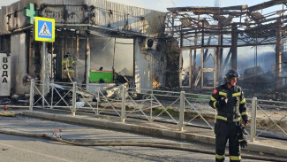 В Симферополе горит продуктовый магазин на площади 400 квадратных метров