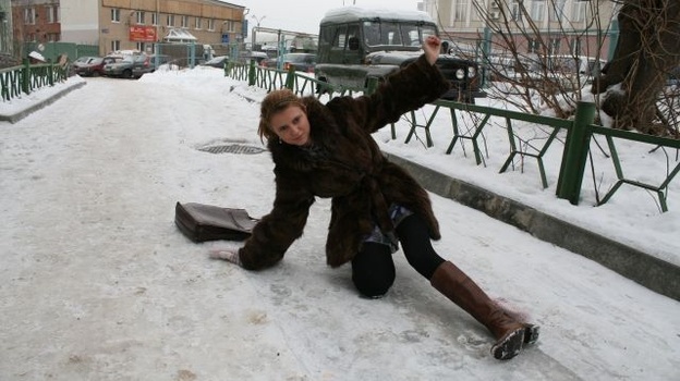 Женщина поломала ногу на тротуаре в Судаке