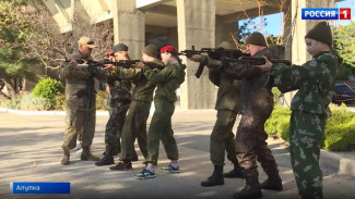 «Школа юных командиров» в Крыму приняла более 200 юнармейцев 