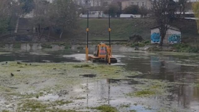 Началась очистка пруда на улице Данилова в Симферополе