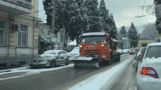 В Ялте устраняют последствия снегопада