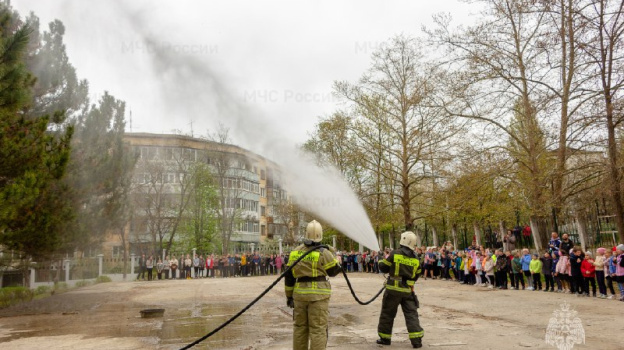 В Симферополе крымские огнеборцы провели профилактическое мероприятие на территории лицея