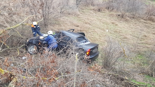 Под Судаком легковушка вылетела с трассы в кювет