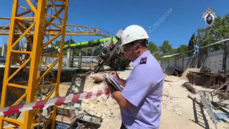 Следователи продолжают осматривать место происшествия по факту обрушения башенного крана в Севастополе