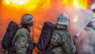 В Севастополе горит многоквартирный дом