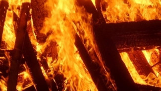 Пожарные час тушили кровлю двухэтажного дома в Феодосии