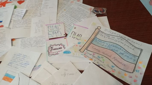 Многодетные семьи из Крыма отправили письма с рисунками на фронт 