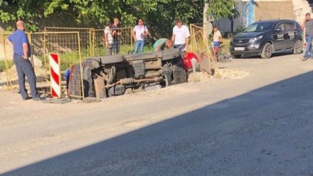 В Симферополе на улице машина провалилась в яму 