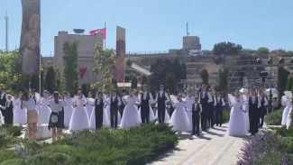 В Новом Херсонесе начался бал артековцев