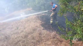 В Кировском районе горит сухая трава на 50 гектарах