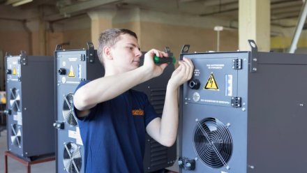 В Крыму студентов начали готовить к работе на заводе прямо в цехах