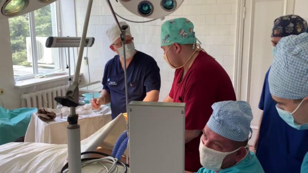 Три операции провёл крымский травматолог в свой день рождения в больнице ДНР