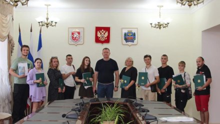 Дети-сироты в Симферополе получили ключи от новых квартир