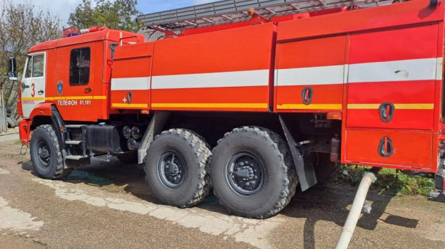 Ночной пожар на Ангарском перевале в Крыму: грузовик уничтожен огнём
